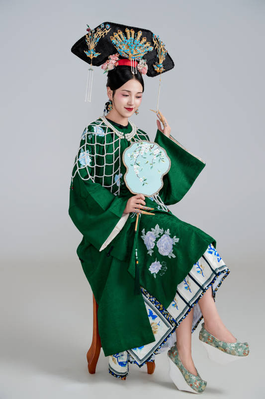 展示中国清朝宫廷服饰的亚洲女性