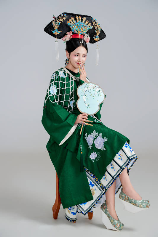 展示中国清朝宫廷服饰的亚洲女性