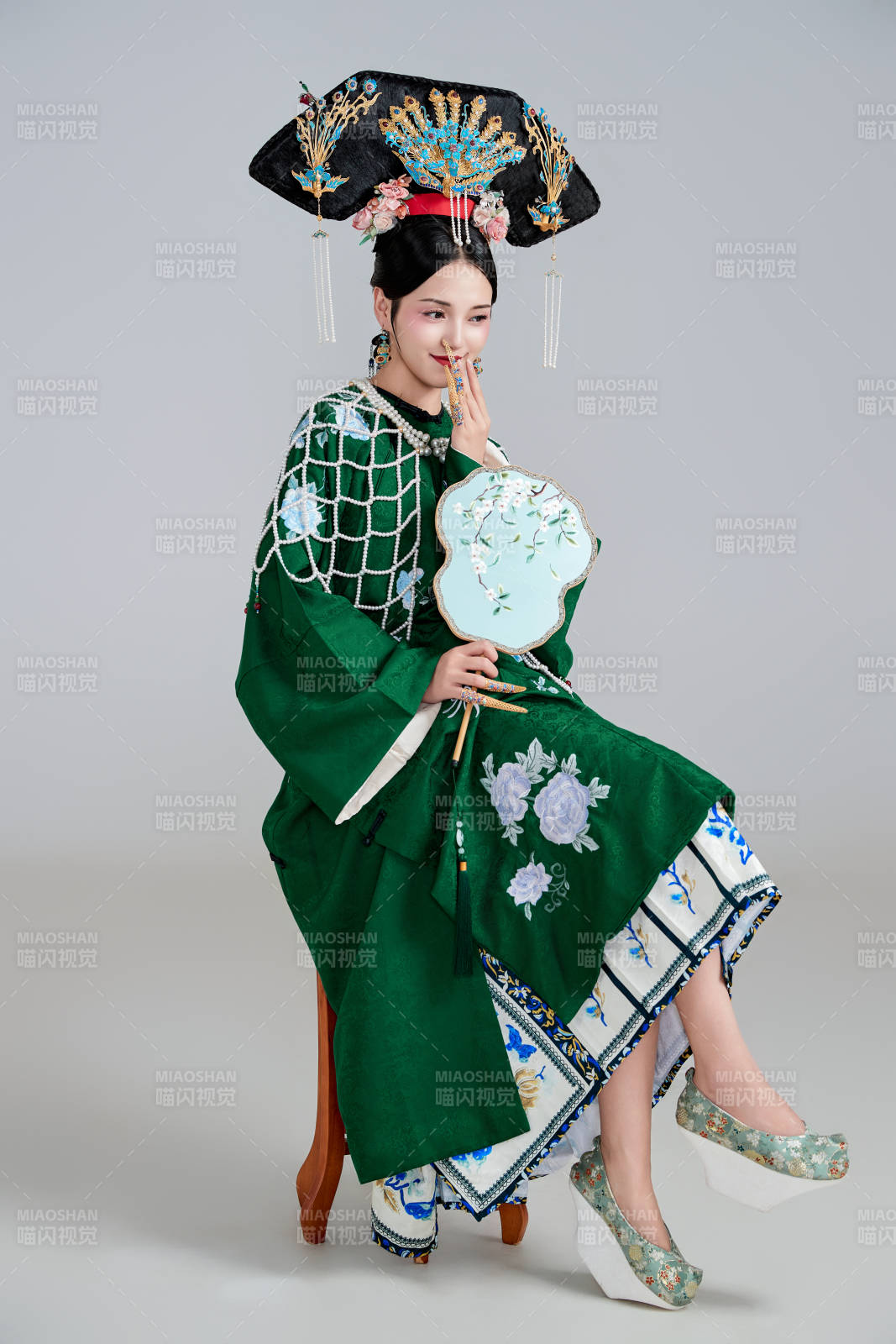 展示中国清朝宫廷服饰的亚洲女性