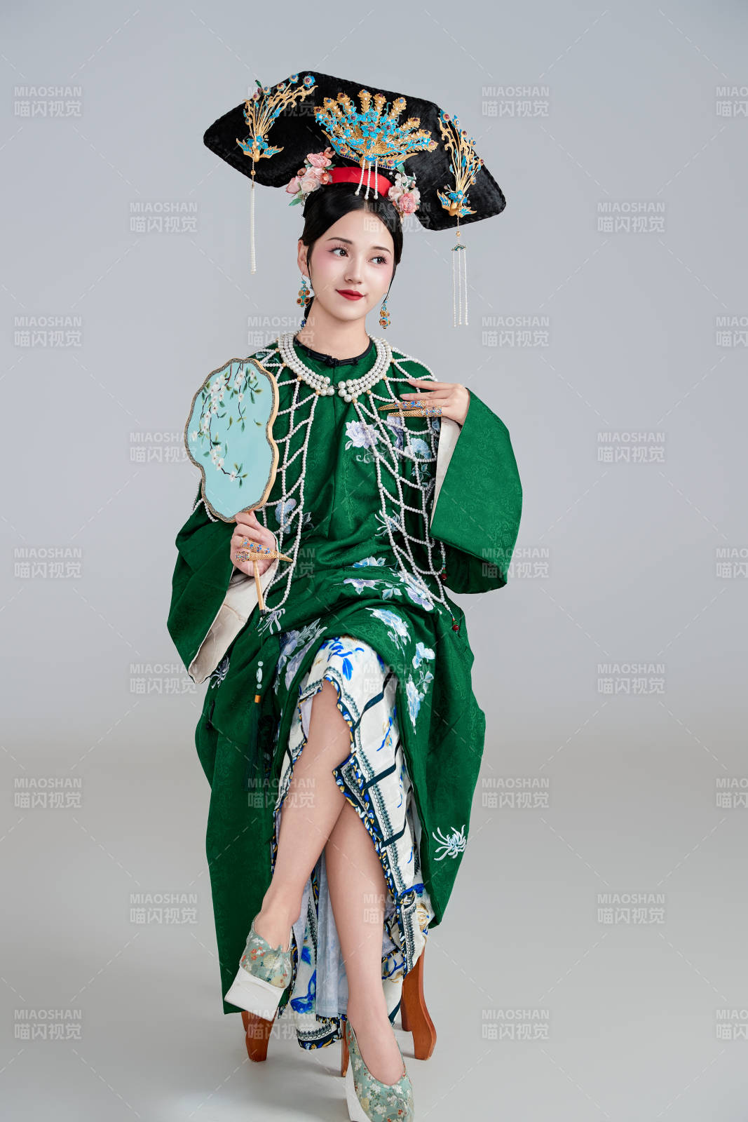 展示中国清朝宫廷服饰的亚洲女性