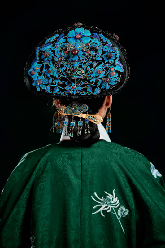 展示中国清朝宫廷服饰的亚洲女性