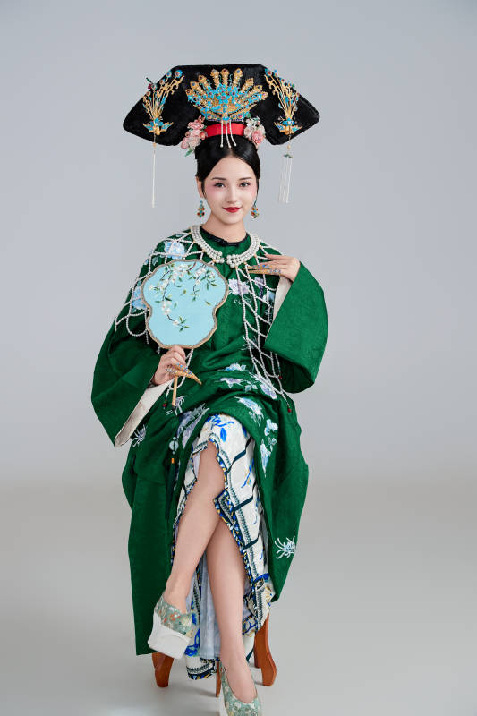 展示中国清朝宫廷服饰的亚洲女性