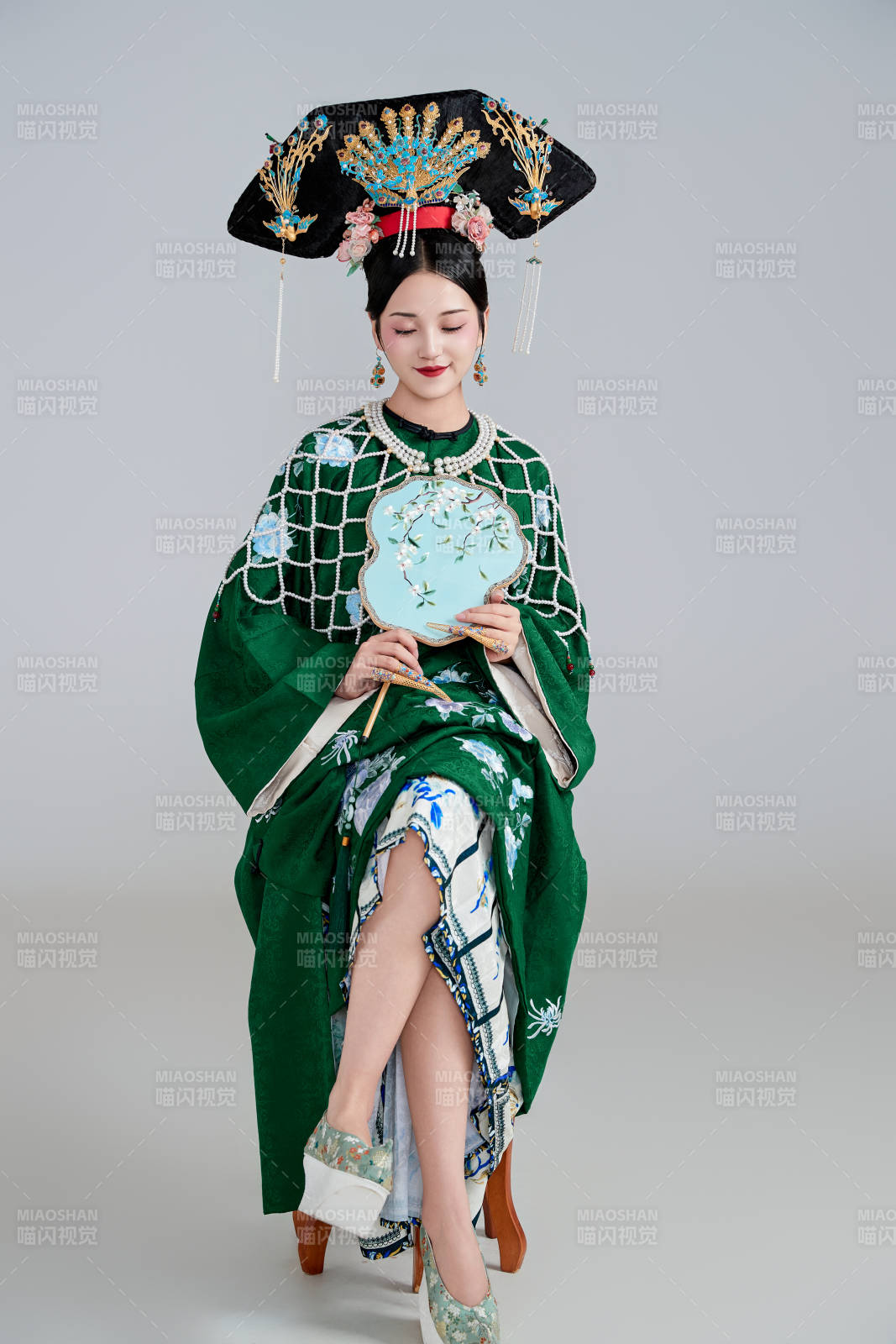 展示中国清朝宫廷服饰的亚洲女性