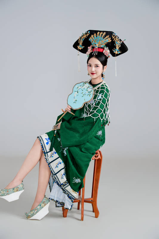 展示中国清朝宫廷服饰的亚洲女性