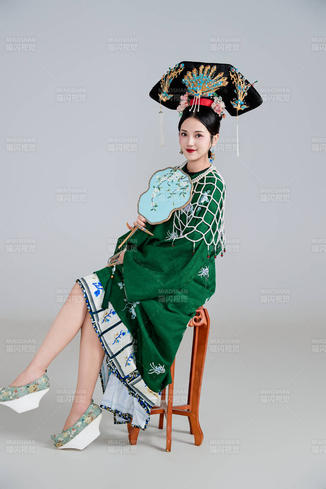 展示中国清朝宫廷服饰的亚洲女性