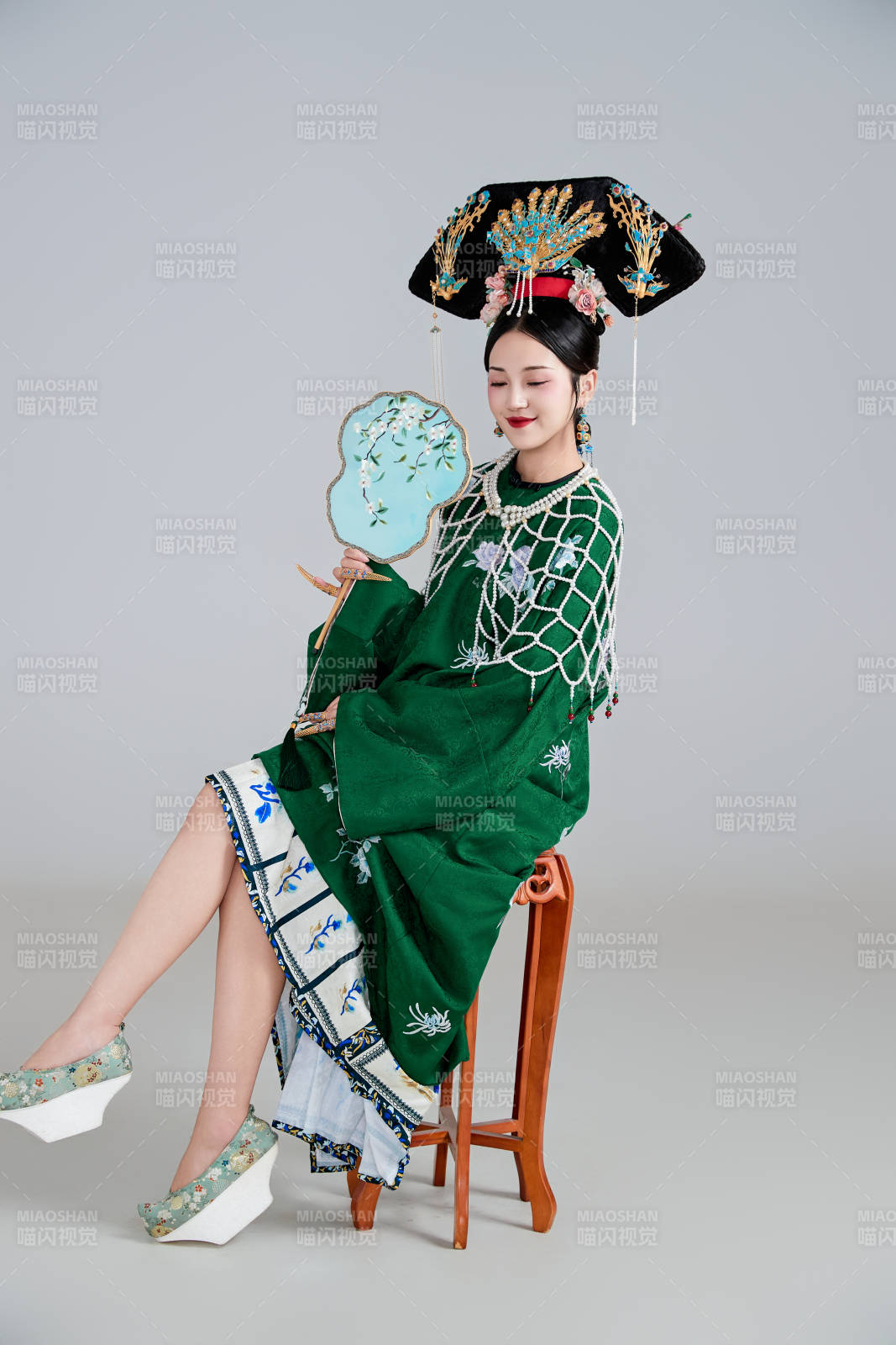 展示中国清朝宫廷服饰的亚洲女性