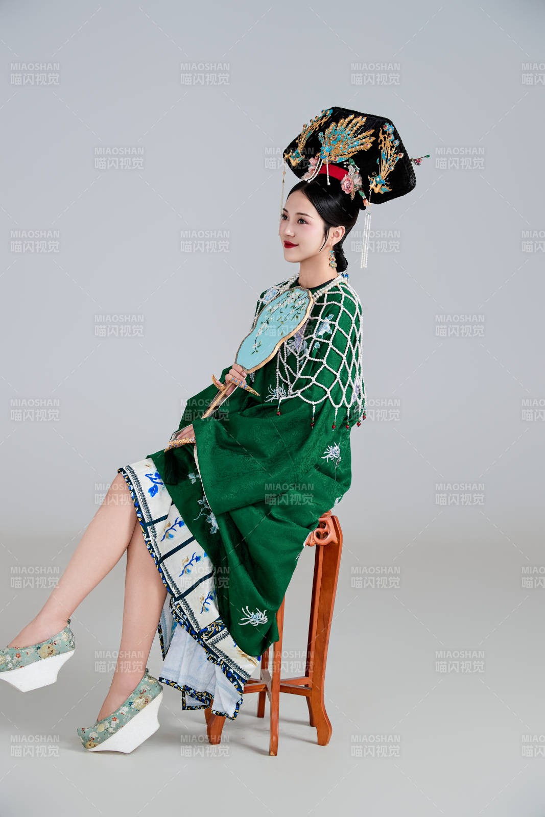 展示中國清朝宮廷服飾的亞洲女性