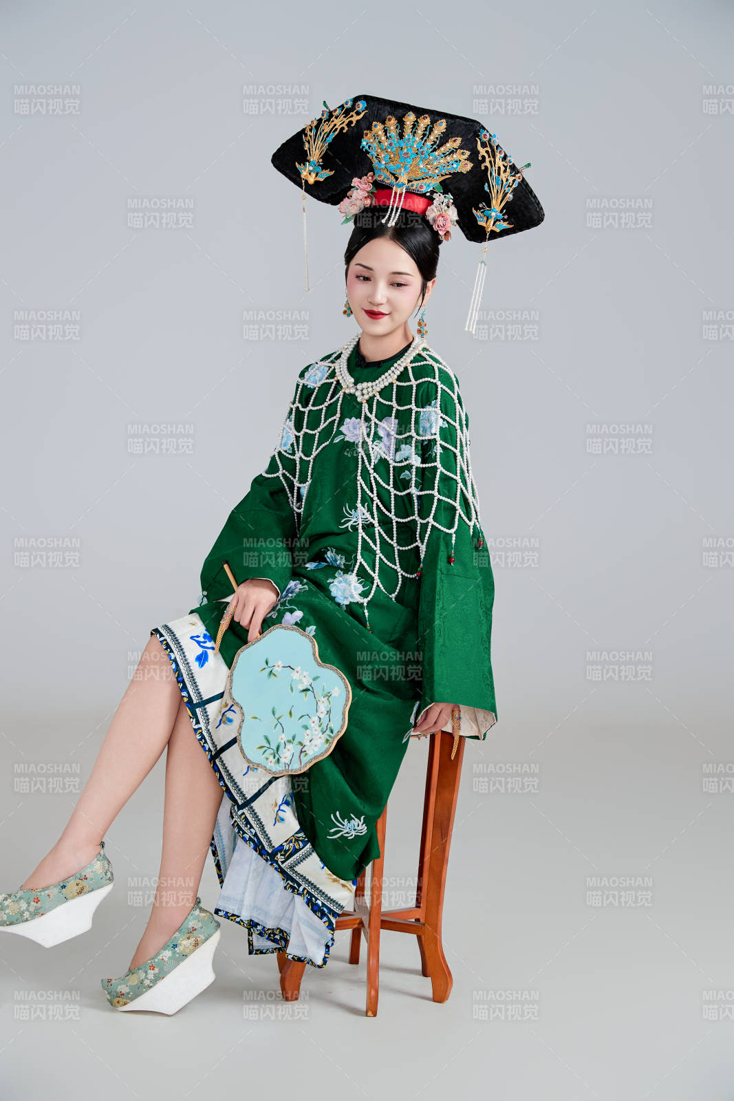 展示中国清朝宫廷服饰的亚洲女性