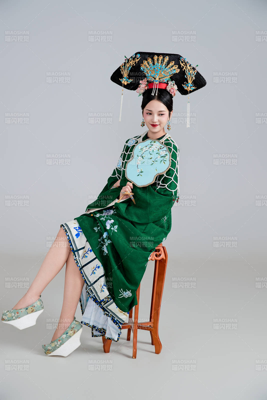 展示中國清朝宮廷服飾的亞洲女性