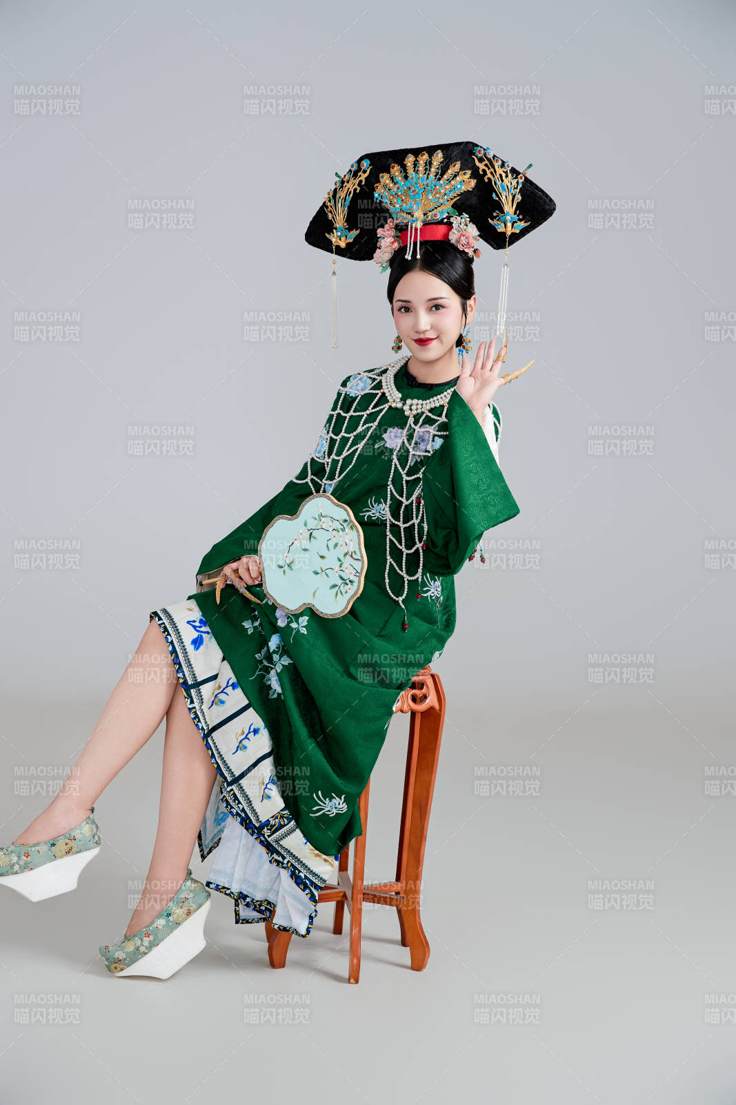 展示中國清朝宮廷服飾的亞洲女性