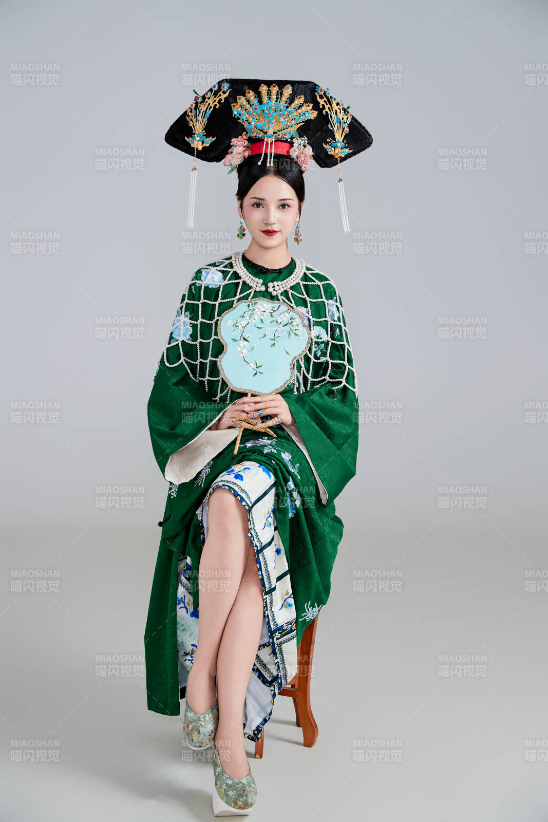 展示中國(guó)清朝宮廷服飾的亞洲女性