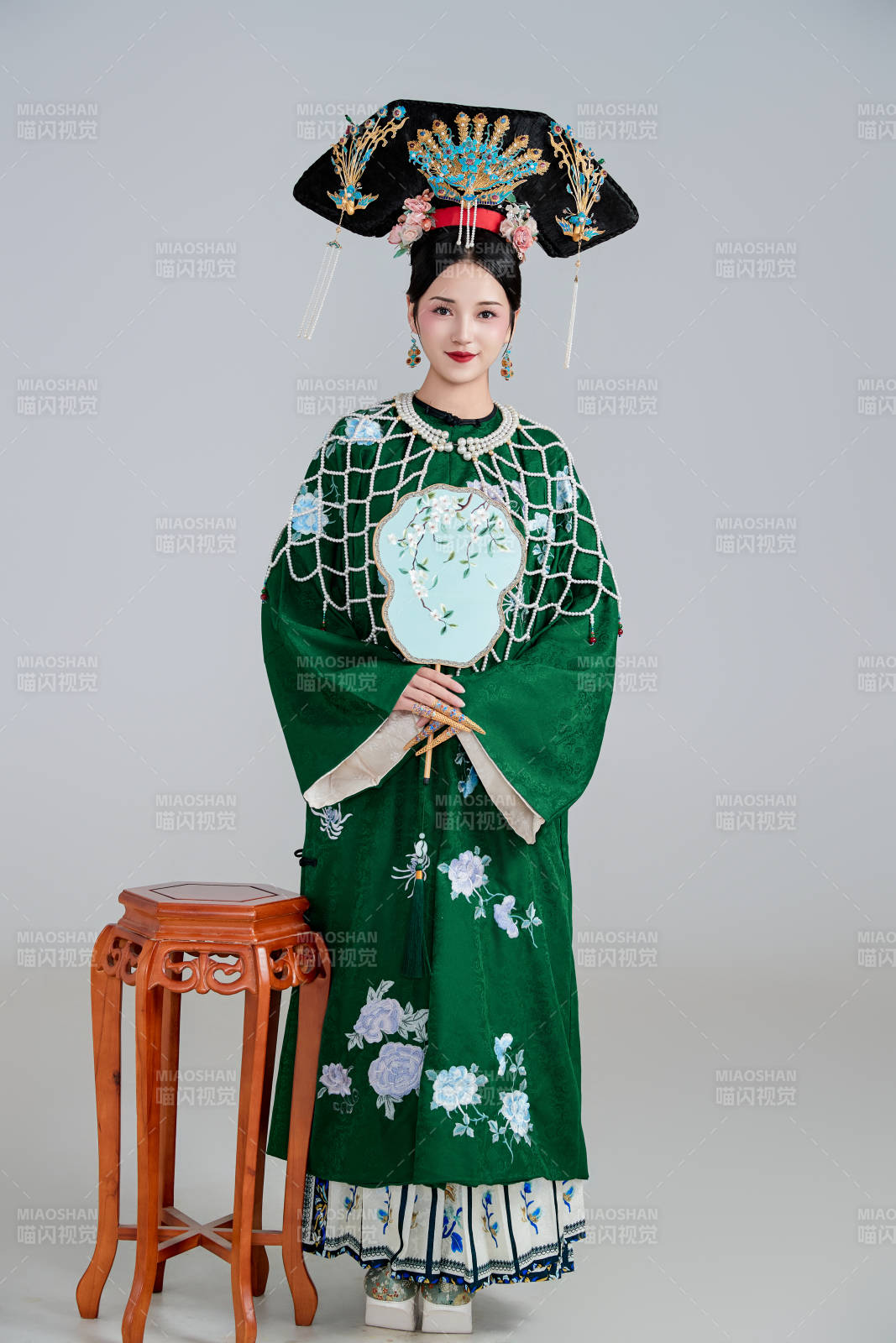 展示中國清朝宮廷服飾的亞洲女性