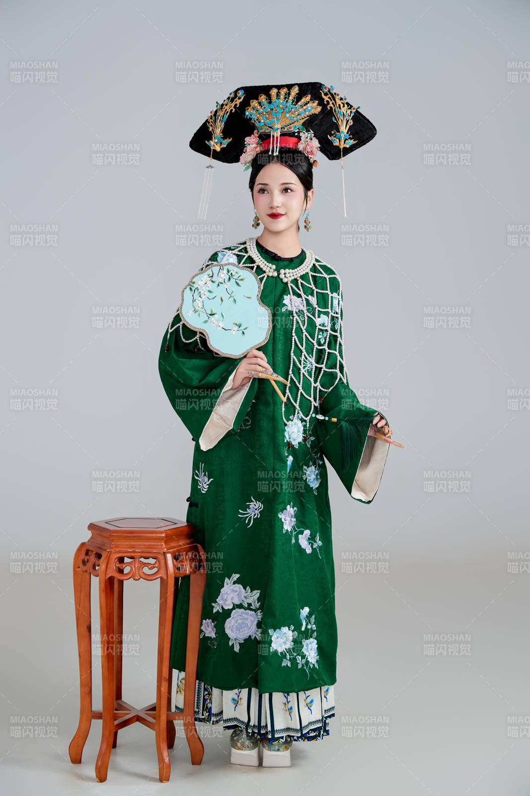 展示中國清朝宮廷服飾的亞洲女性