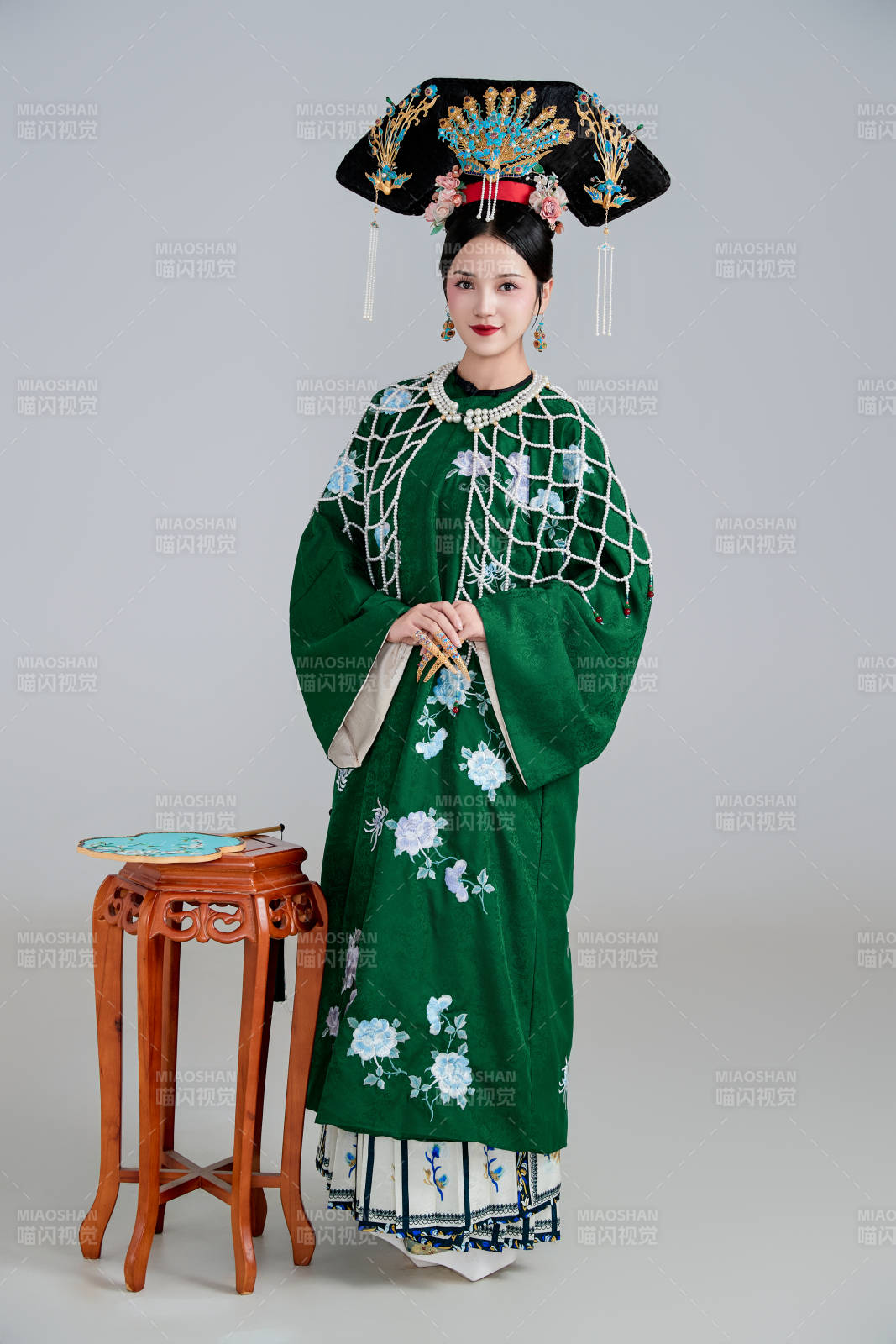 展示中国清朝宫廷服饰的亚洲女性