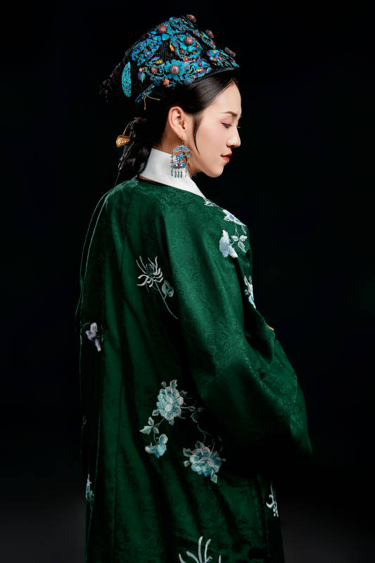 展示中国清朝宫廷服饰的亚洲女性