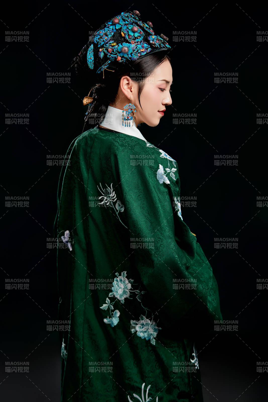 展示中国清朝宫廷服饰的亚洲女性