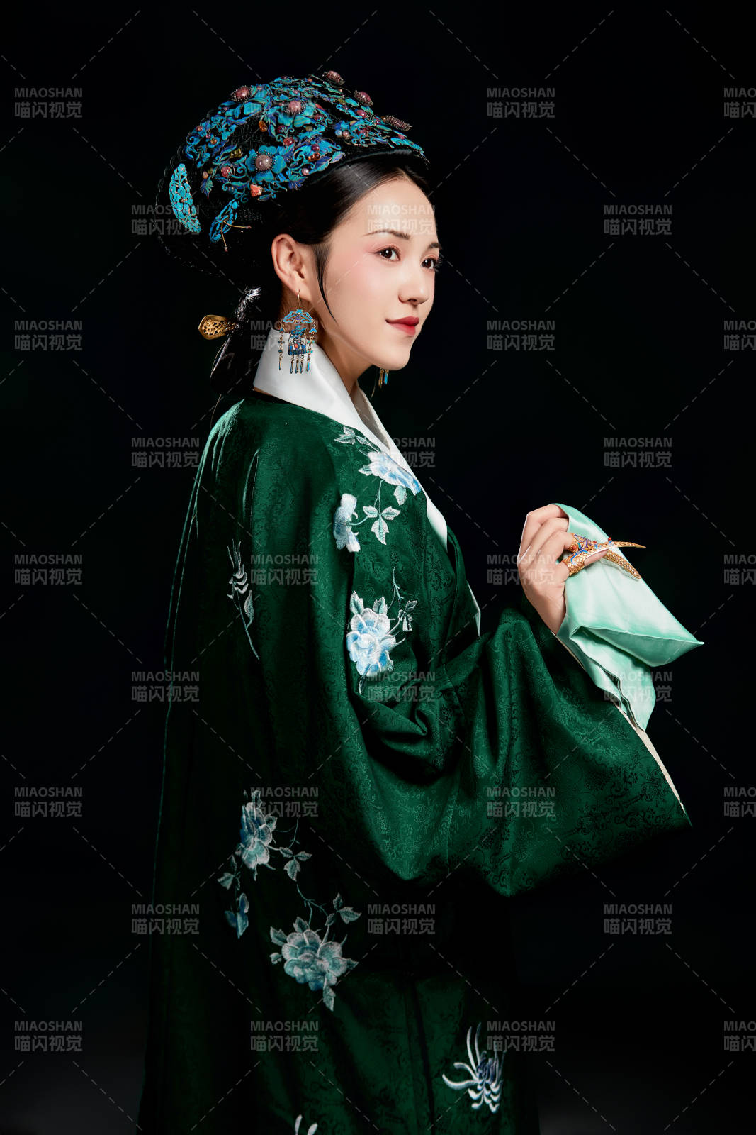 展示中国清朝宫廷服饰的亚洲女性图片