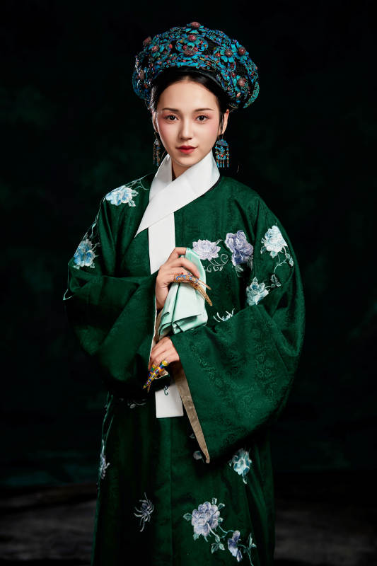 展示中国清朝宫廷服饰的亚洲女性