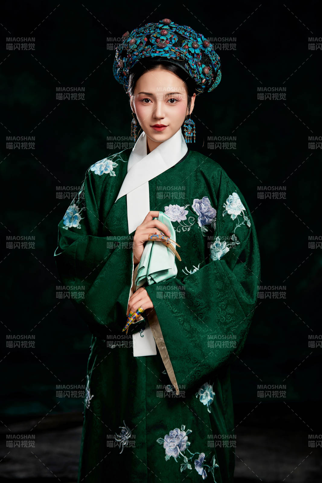 展示中国清朝宫廷服饰的亚洲女性