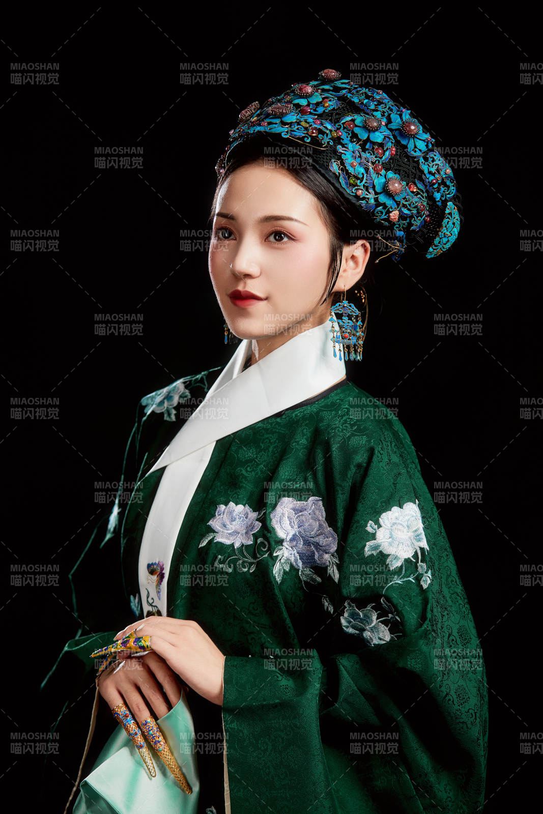 展示中國清朝宮廷服飾的亞洲女性