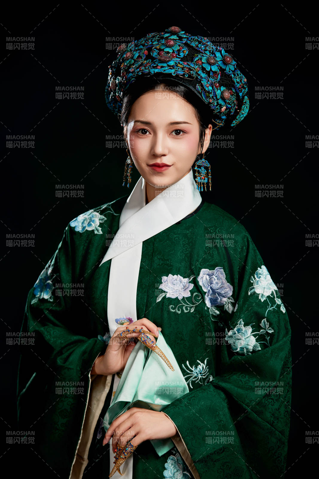 展示中国清朝宫廷服饰的亚洲女性