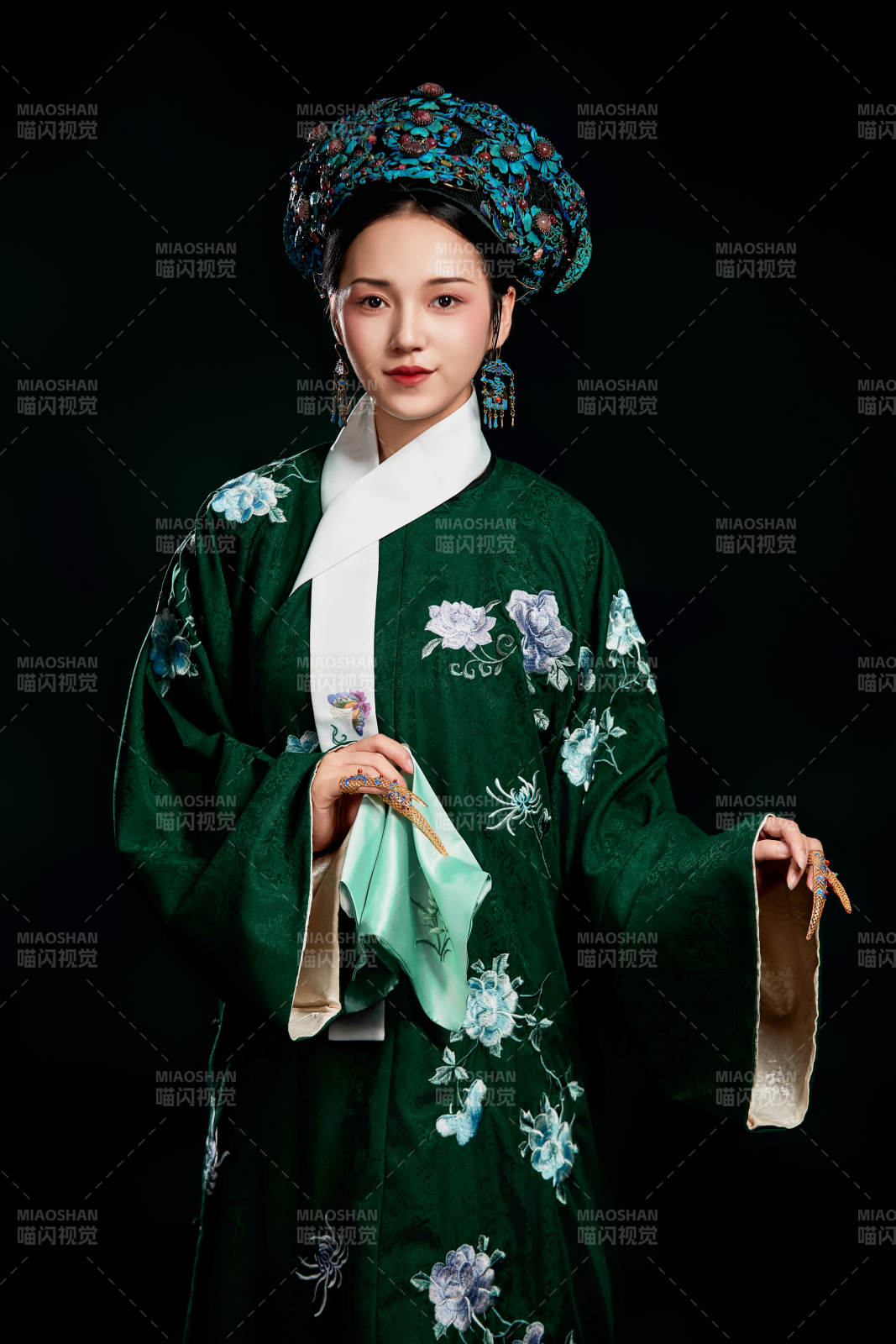 展示中国清朝宫廷服饰的亚洲女性