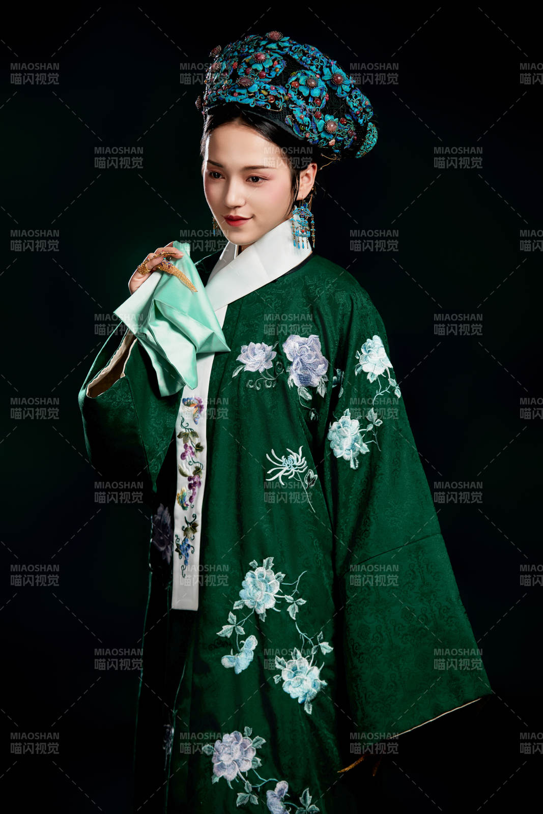 展示中国清朝宫廷服饰的亚洲女性