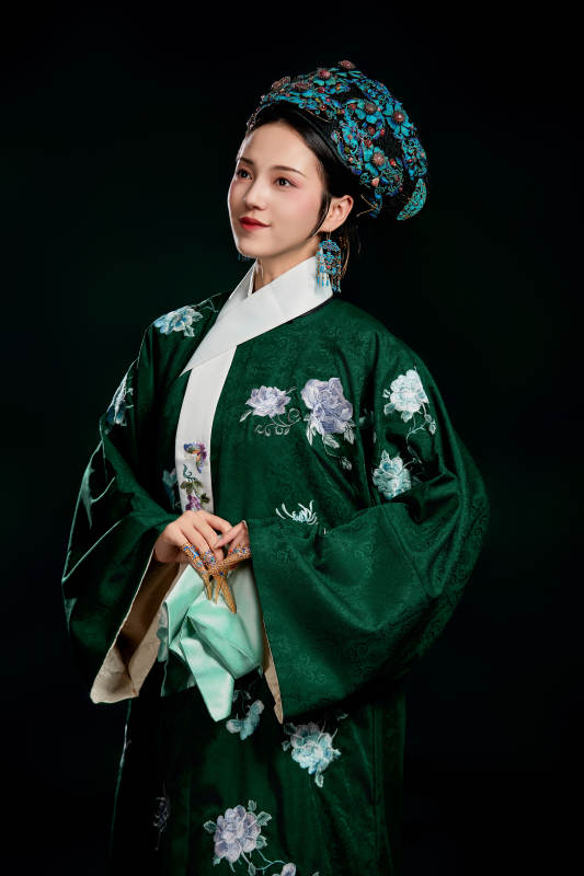 展示中国清朝宫廷服饰的亚洲女性