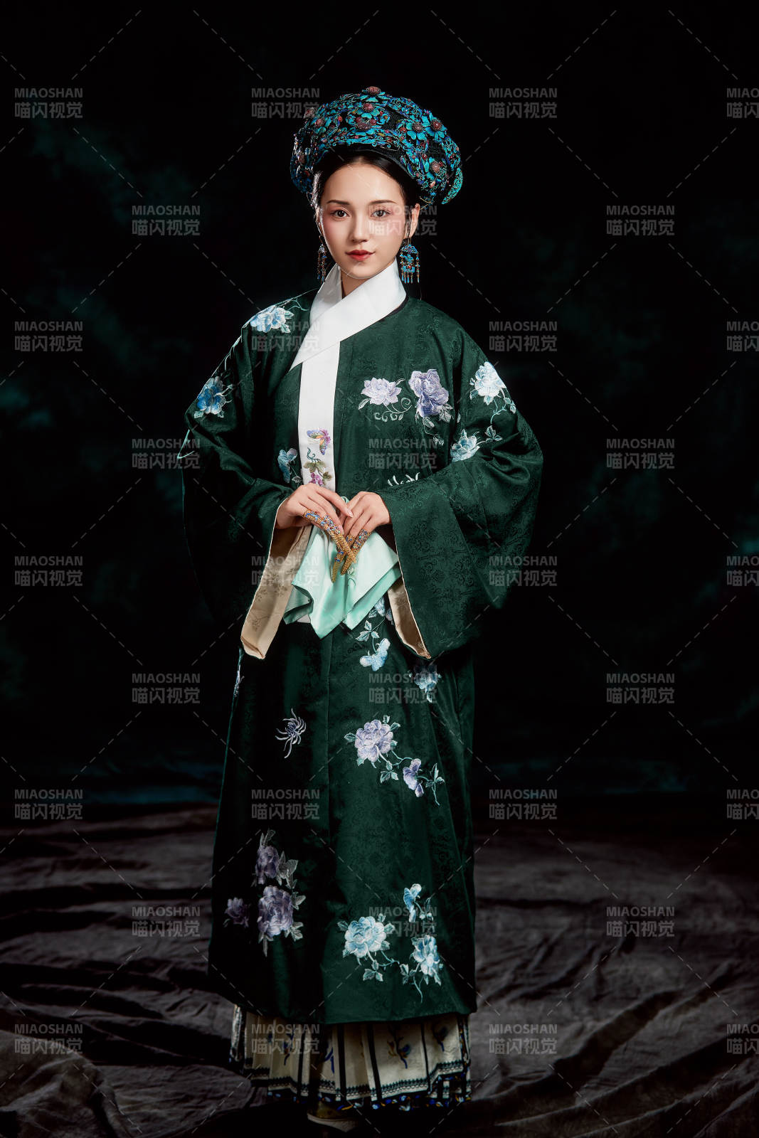 展示中國清朝宮廷服飾的亞洲女性