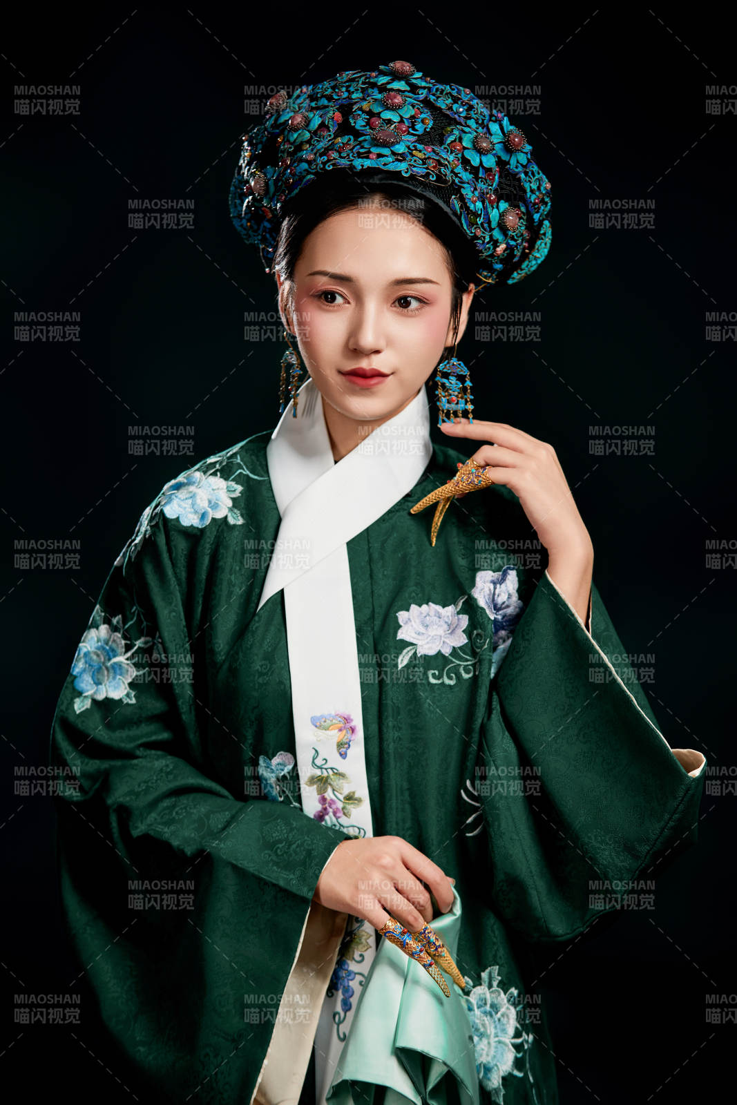 展示中国清朝宫廷服饰的亚洲女性图片