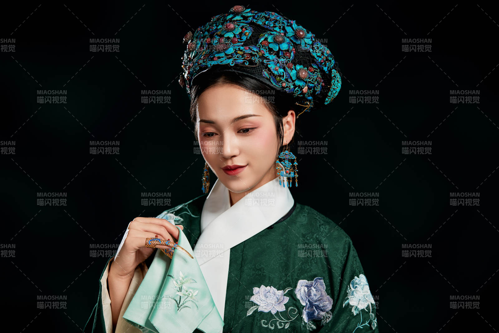 展示中國清朝宮廷服飾的亞洲女性