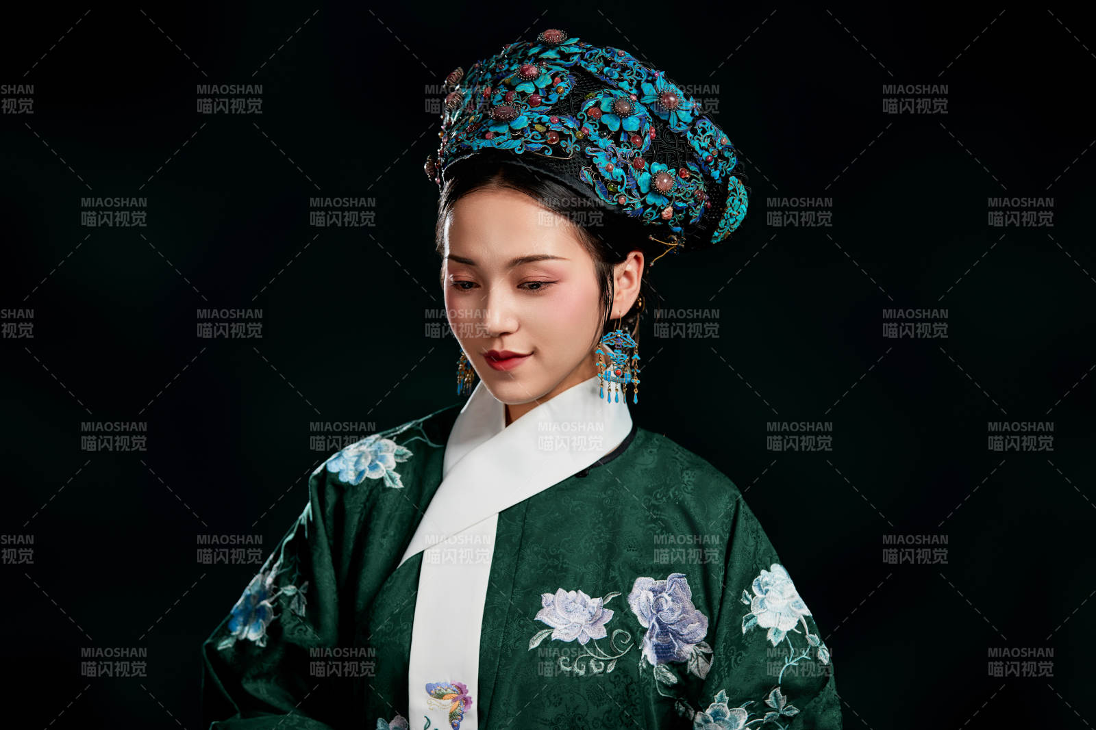 展示中国清朝宫廷服饰的亚洲女性