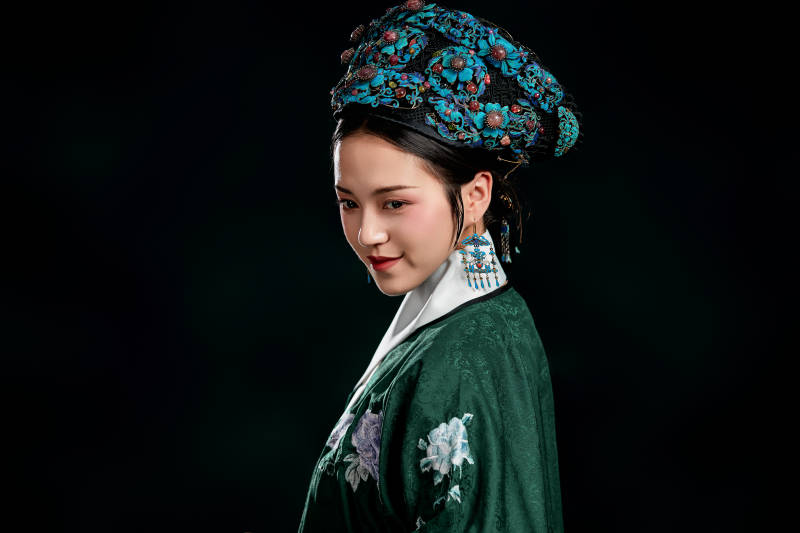 展示中国清朝宫廷服饰的亚洲女性