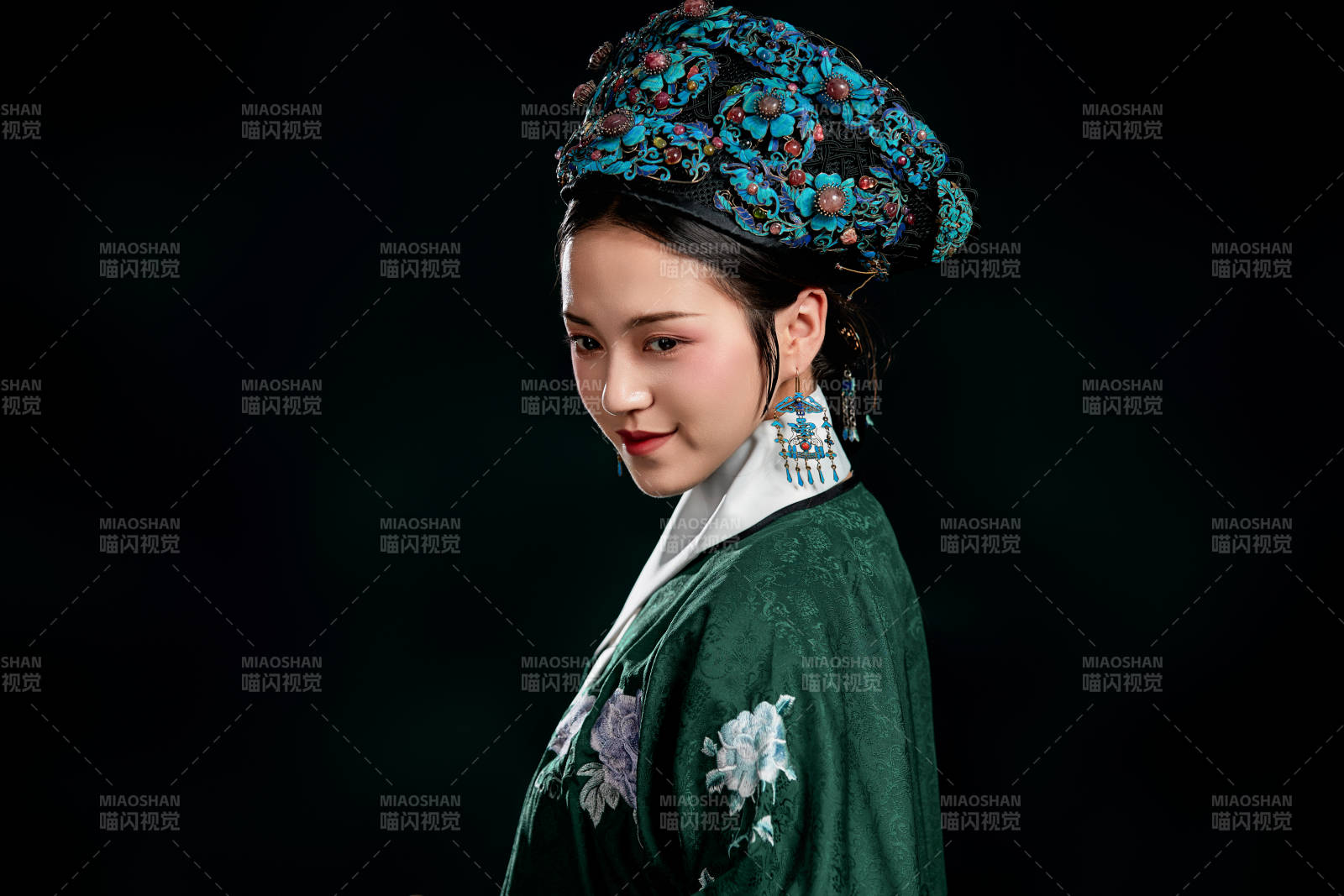 展示中国清朝宫廷服饰的亚洲女性