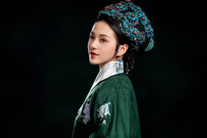 展示中国清朝宫廷服饰的亚洲女性