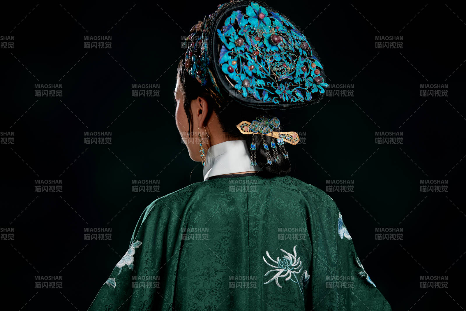 展示中国清朝宫廷服饰的亚洲女性