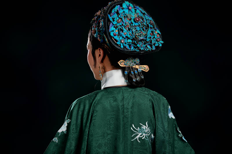 展示中国清朝宫廷服饰的亚洲女性