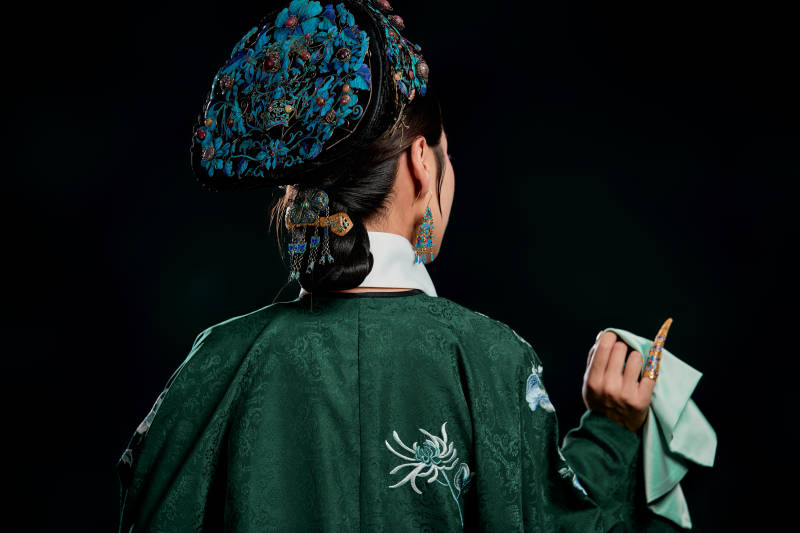 展示中国清朝宫廷服饰的亚洲女性