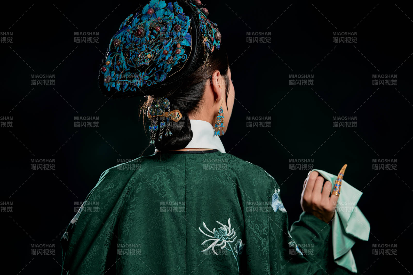 展示中国清朝宫廷服饰的亚洲女性