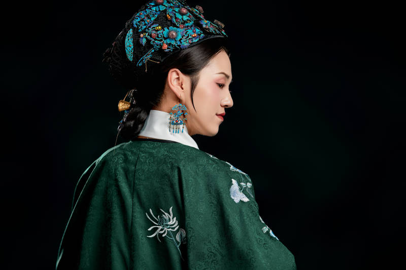 展示中国清朝宫廷服饰的亚洲女性