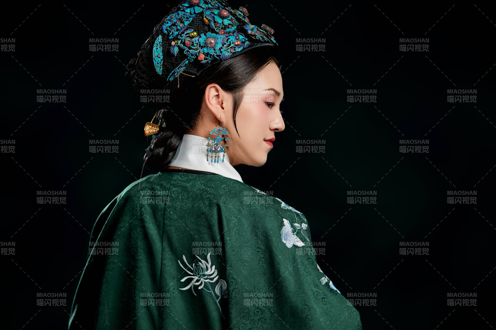 展示中国清朝宫廷服饰的亚洲女性