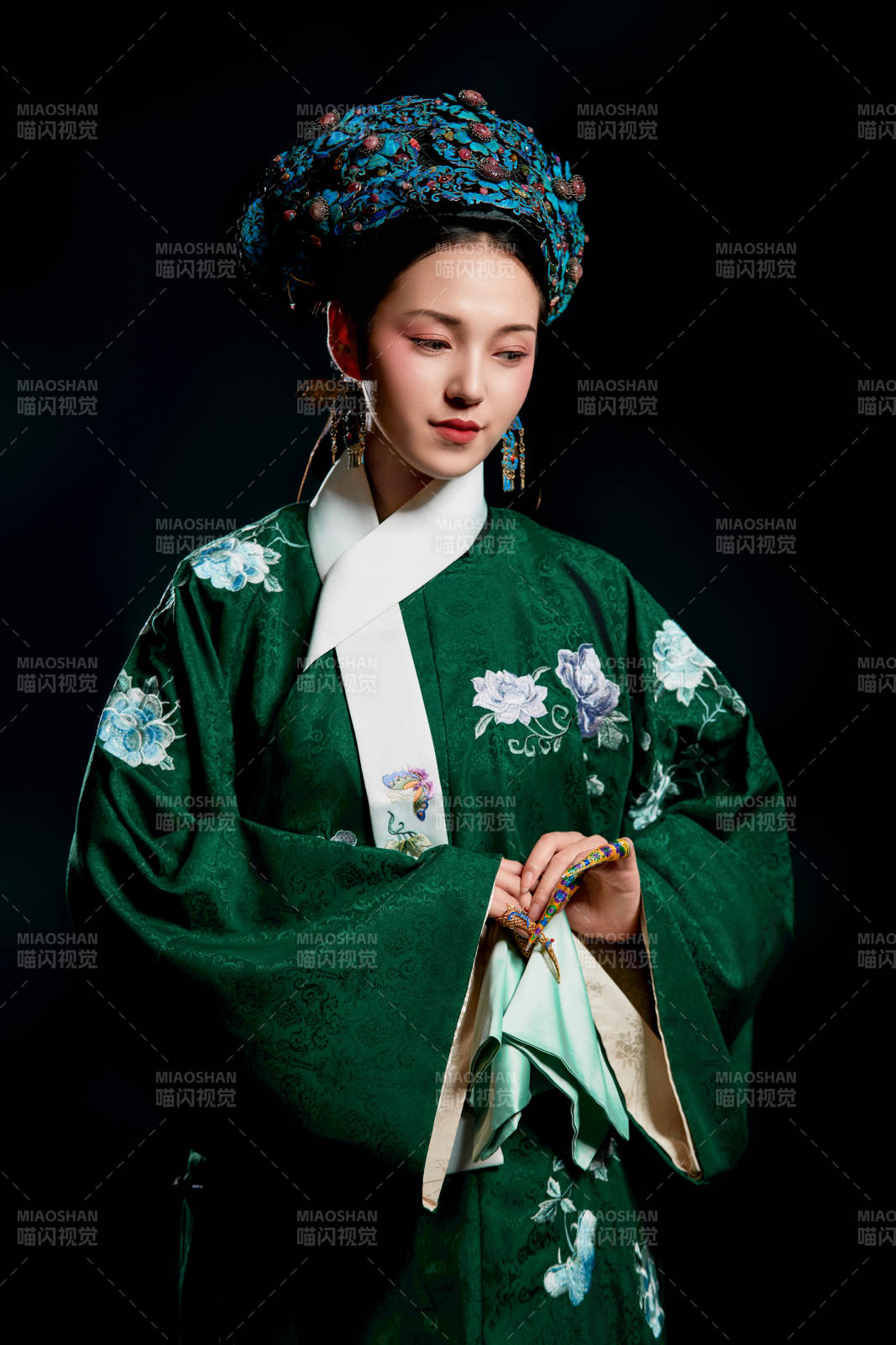 展示中国清朝宫廷服饰的亚洲女性