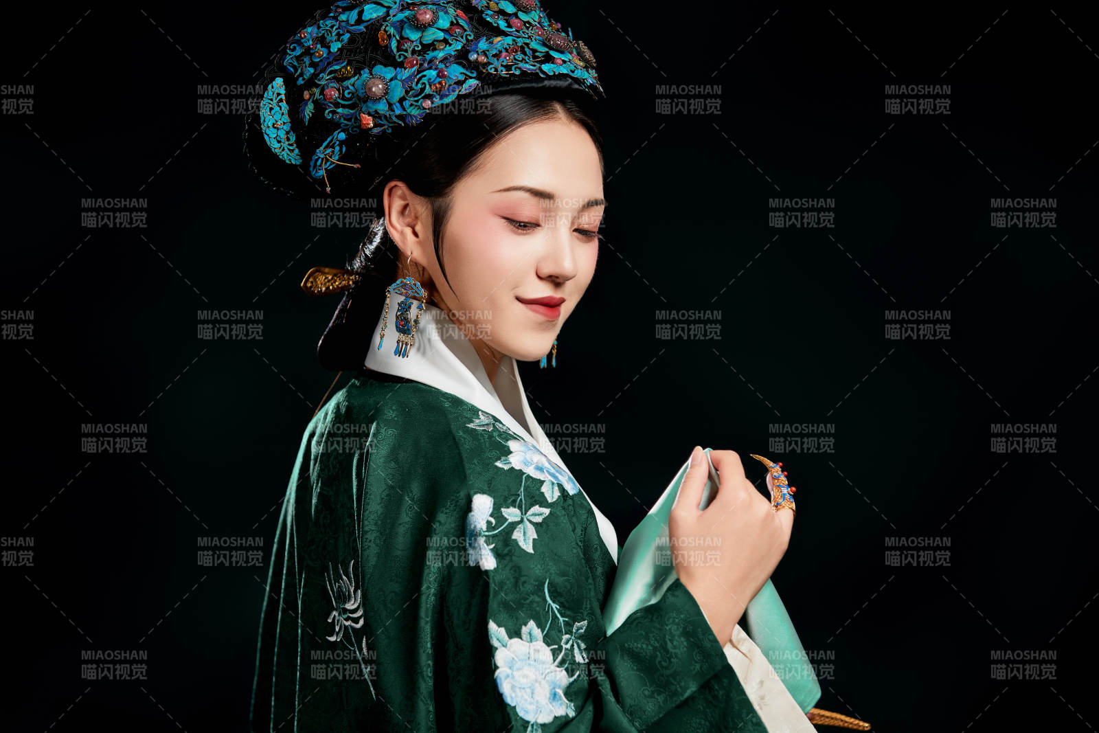 展示中国清朝宫廷服饰的亚洲女性图片