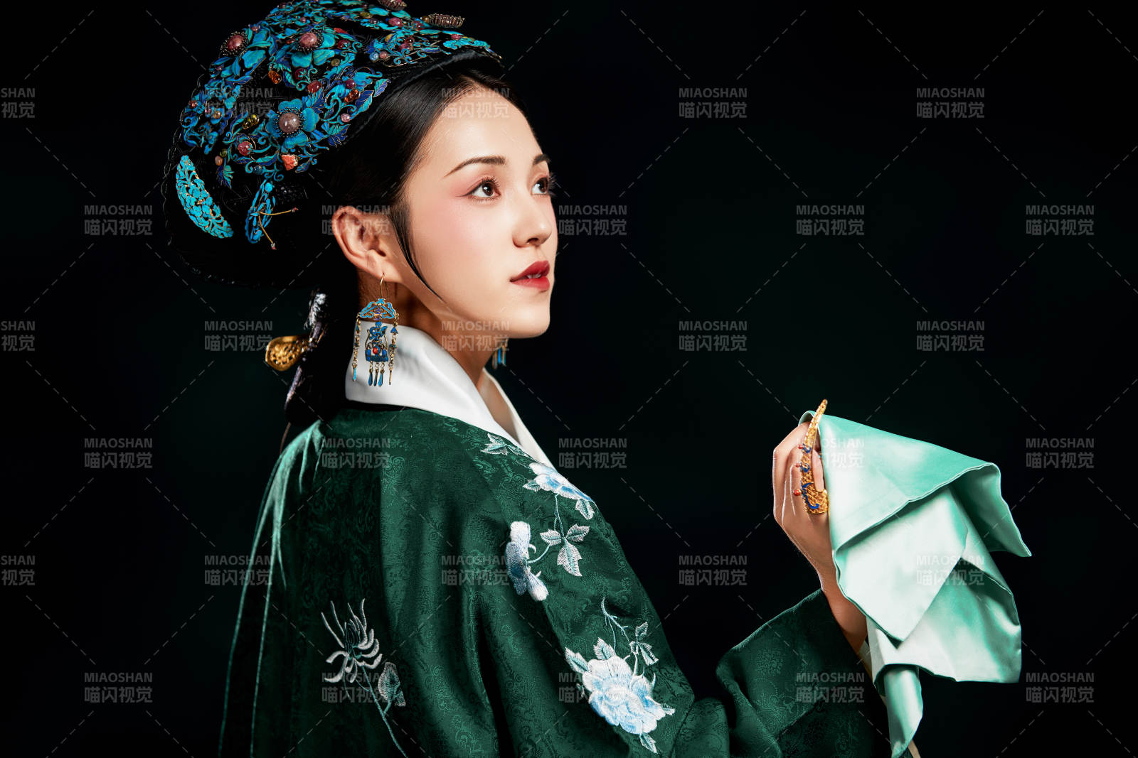 展示中國清朝宮廷服飾的亞洲女性