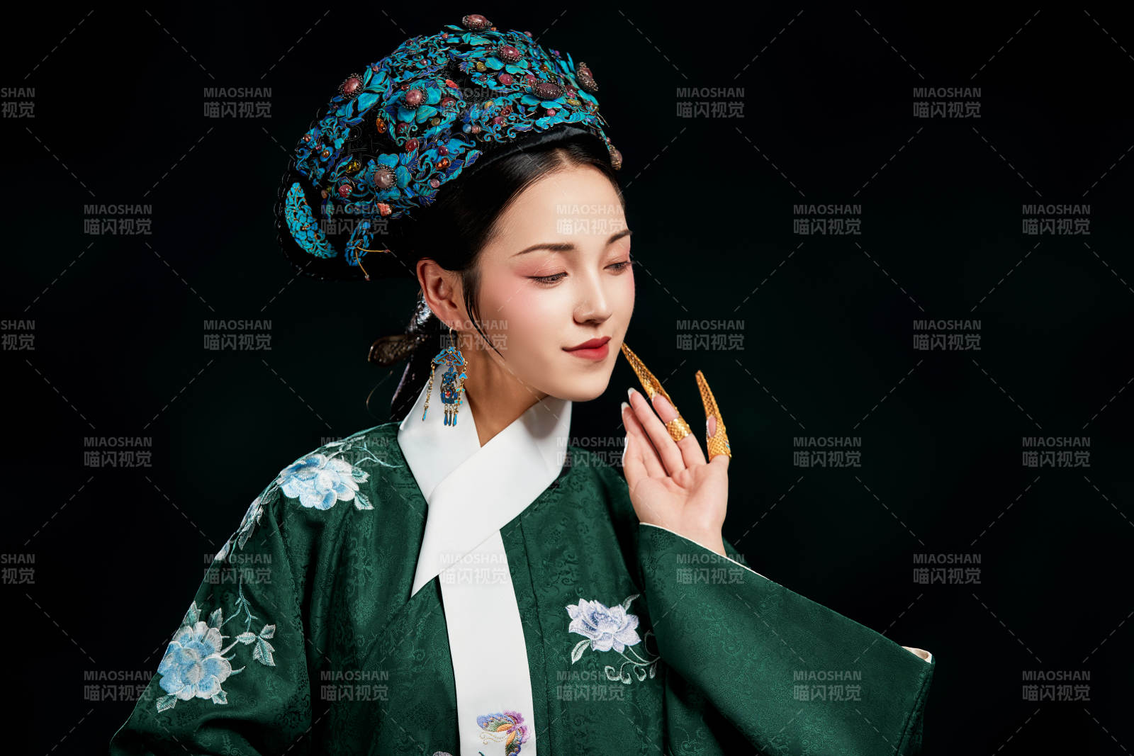 展示中国清朝宫廷服饰的亚洲女性