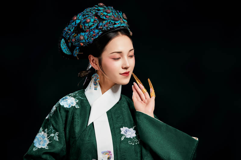 展示中国清朝宫廷服饰的亚洲女性