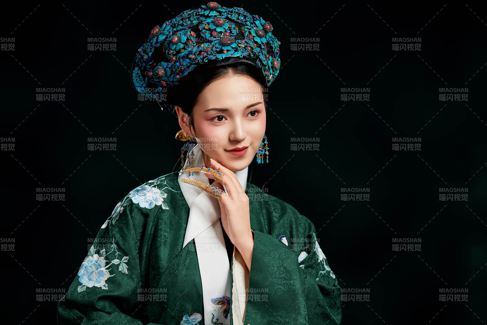 展示中國清朝宮廷服飾的亞洲女性