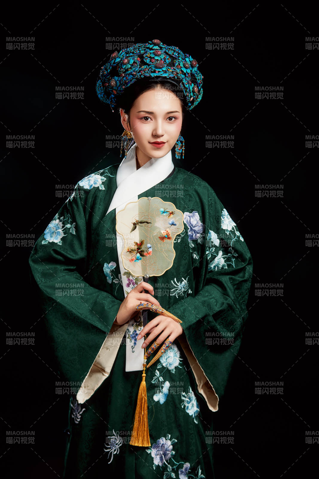 展示中国清朝宫廷服饰的亚洲女性