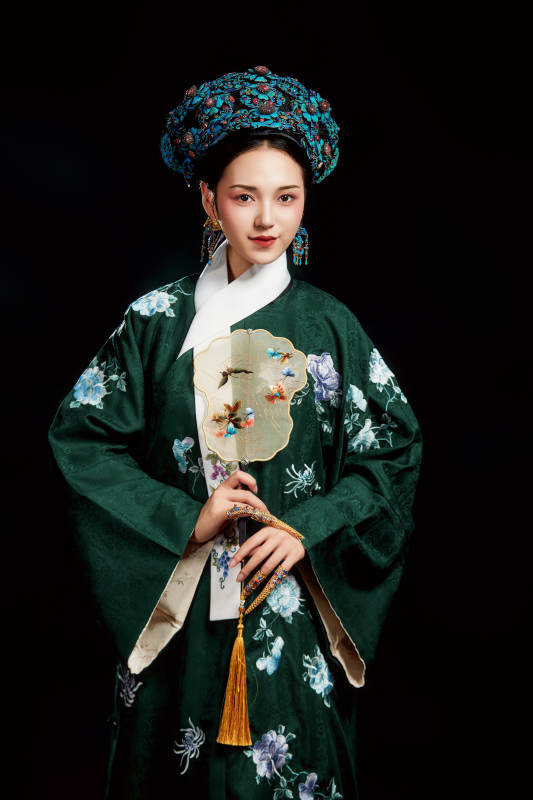 展示中国清朝宫廷服饰的亚洲女性