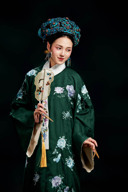 展示中国清朝宫廷服饰的亚洲女性